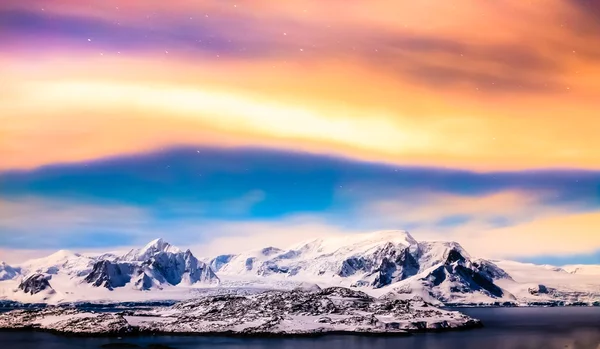 Prachtige besneeuwde bergen in antarctica — Stockfoto