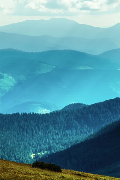 Yaz aylarında dağ silsilesi — Stok fotoğraf