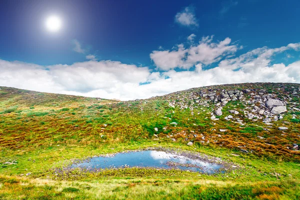 Vysoké horské jezero — Stock fotografie