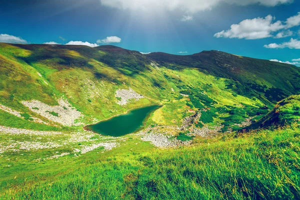 Lago de montanha alta — Fotografia de Stock