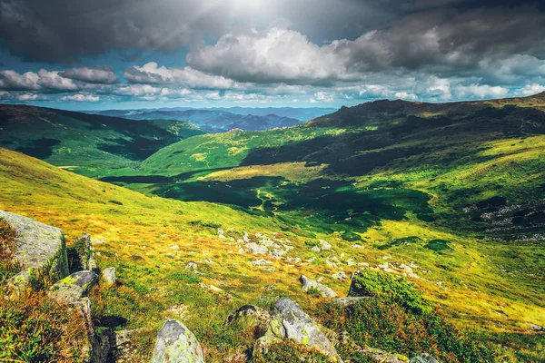 Bergslandskap på sommaren — Stockfoto