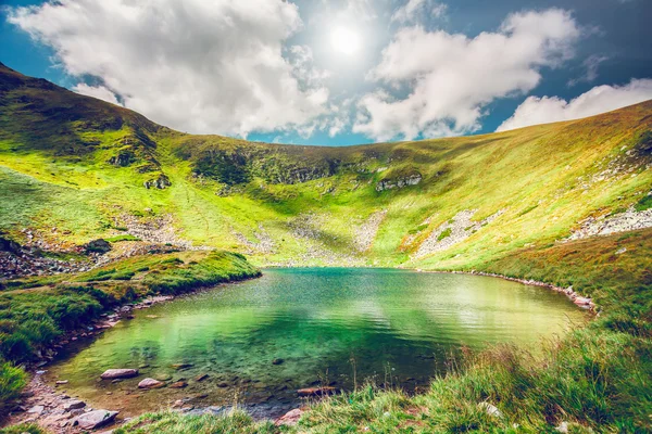 Vysoké horské jezero — Stock fotografie