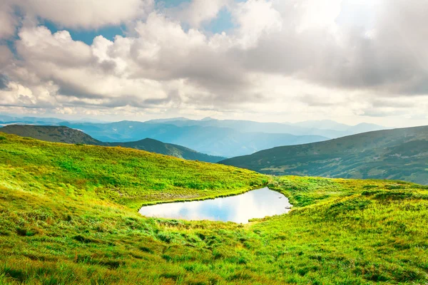 Lago di alta montagna — Foto Stock