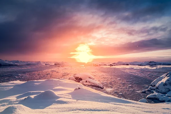 Wunderschöne schneebedeckte Berge in der Antarktis — Stockfoto