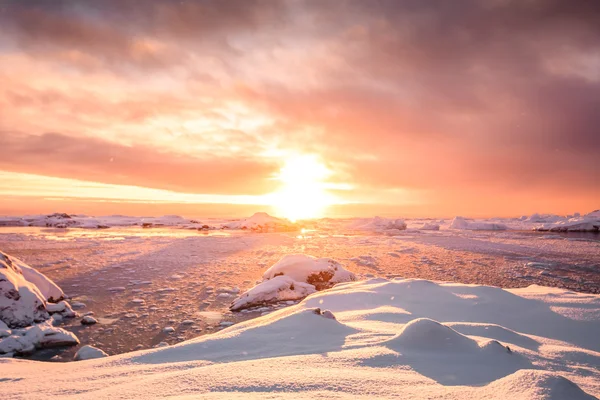 Prachtige besneeuwde bergen in antarctica — Stockfoto