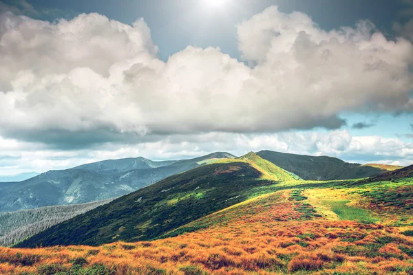 Chaîne de montagnes en été — Photo