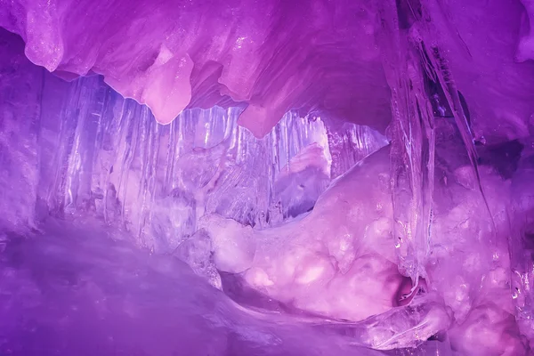 Grotta di ghiaccio viola in Antartide — Foto Stock