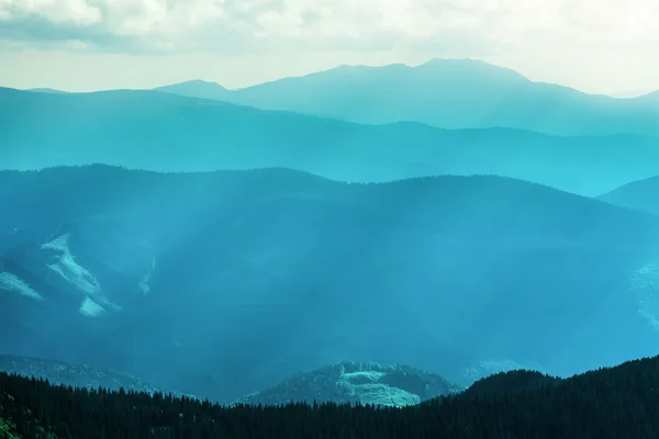 Bergskedja i sommar — Stockfoto