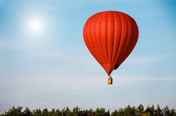 Sigle air balloon in blue sky — Stock Photo, Image