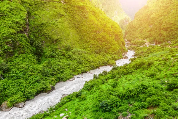 Landschap met berg rivier — Stockfoto