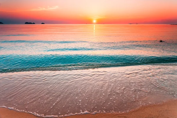 Hermosa puesta de sol sobre el mar — Foto de Stock