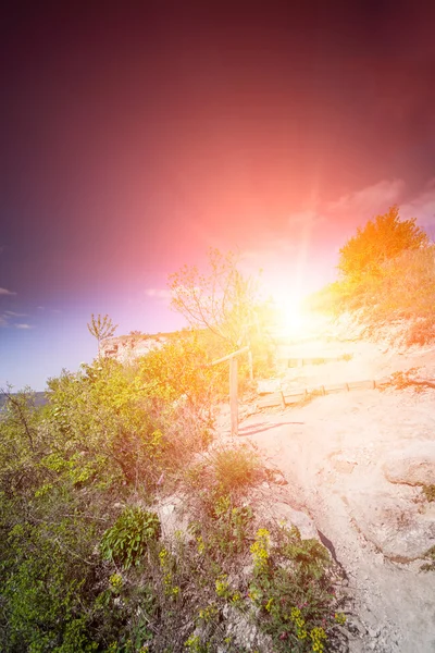 Amanecer sobre la roca en las montañas — Foto de Stock