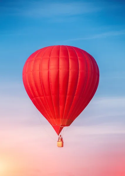 Roter Heißluftballon — Stockfoto