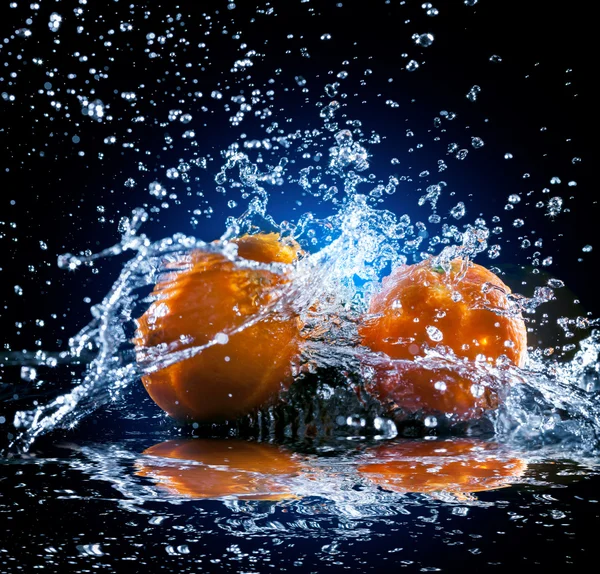 Ripe oranges on mirror — Stock Photo, Image