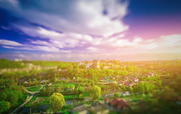 Byn, träd och himmel med moln — Stockfoto