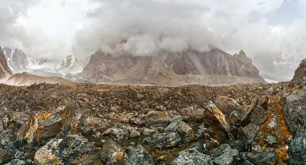 Cloudy sky over rocks — Stock Photo, Image