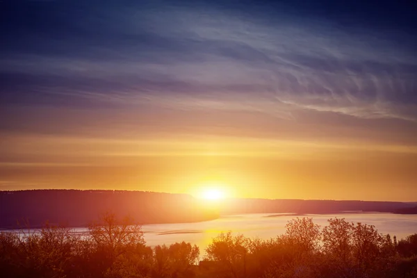 Flussufer im Sonnenuntergang — Stockfoto