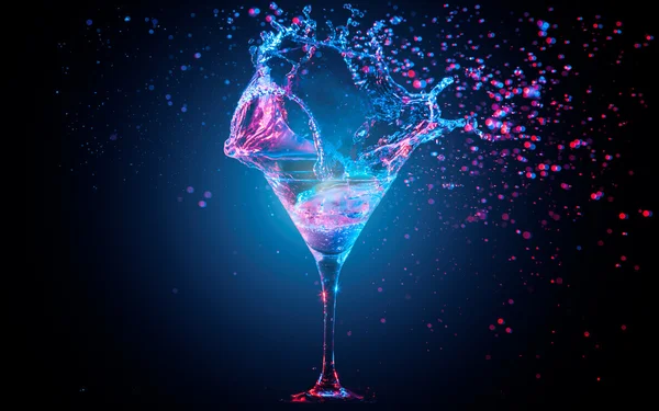 Blue cocktail with splashing water — Stock Photo, Image