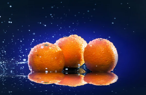 Oranges mûres sur miroir — Photo