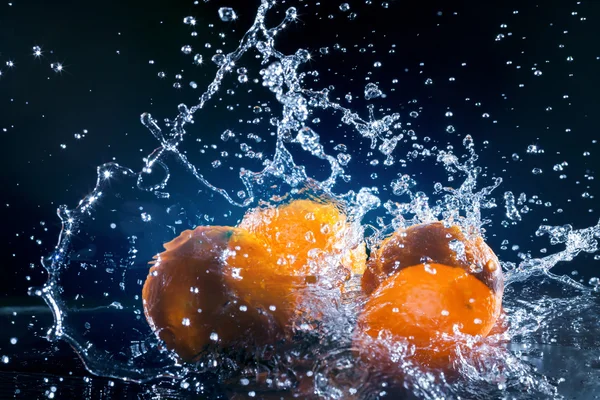 Rijp sinaasappelen in water — Stockfoto