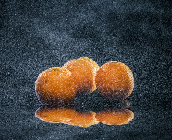 Naranjas maduras en agua — Foto de Stock