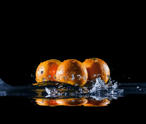 Rijp sinaasappelen in water — Stockfoto