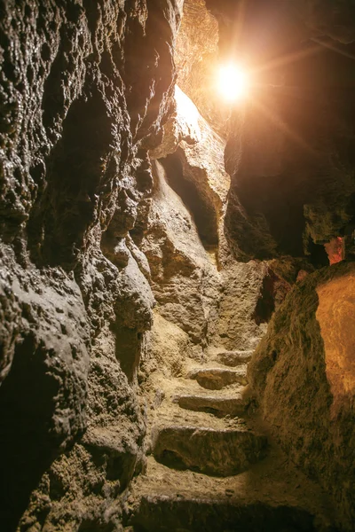 Лестница в скальной пещере — стоковое фото