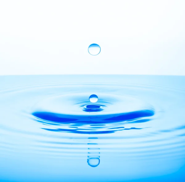 Vízcseppeket, kék víz — Stock Fotó