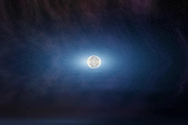 Luna en el cielo estrellado nocturno — Foto de Stock