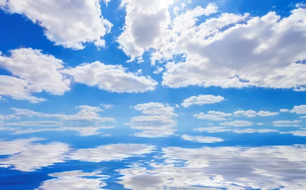 Hemel met wolken en reflectie — Stockfoto