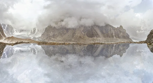Горное озеро под облаками — стоковое фото