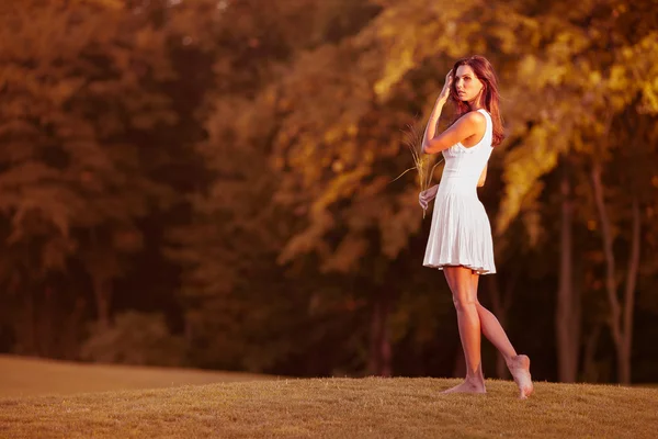 Brunette girl walking in park — Stock Photo, Image