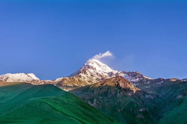 Гора Казбєк під хмарою — стокове фото