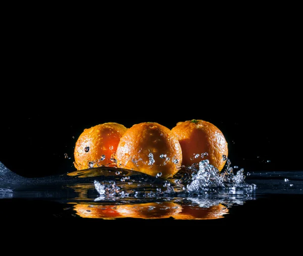 Laranjas maduras em água — Fotografia de Stock