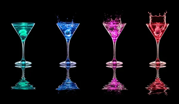 Cocktailuri multicolore în ochelari — Fotografie, imagine de stoc