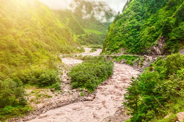 Rivier en bergen in Nepal — Stockfoto