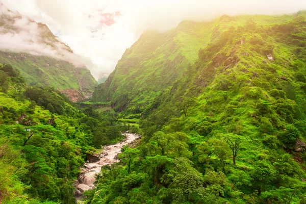 Rio e montanhas no Nepal — Fotografia de Stock