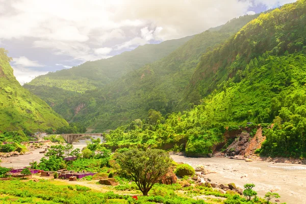 Rio e montanhas no Nepal — Fotografia de Stock