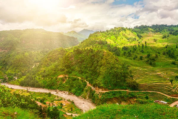 Estrada rural e rio no Nepal — Fotografia de Stock