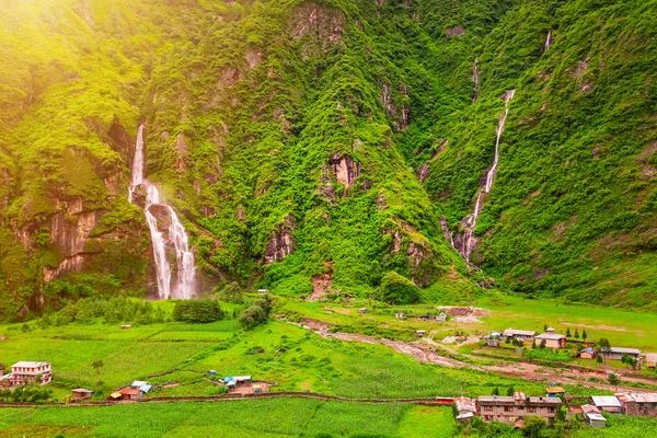 Waterfalls and buildings in Nepal — Stock Photo, Image