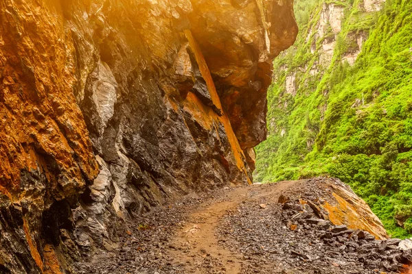 Kamienna droga i góry w Nepalu — Zdjęcie stockowe