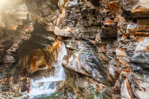 Dağ nehir ve kayalar Nepal — Stok fotoğraf