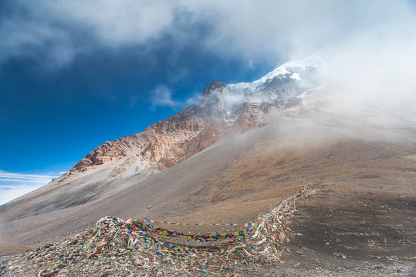 Paisaje nublado en las montañas del Himalaya — Foto de Stock