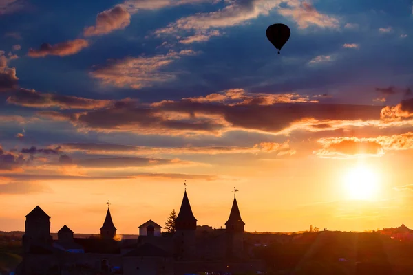 Castle in Kamianets Podilskyi and air balloon — Stock Photo, Image