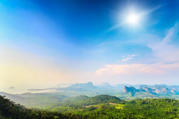 Bergen en kleurrijke hemel in Thailand — Stockfoto