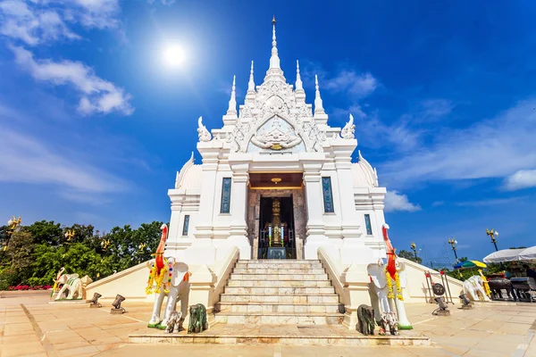 Άσπρο ναός στην Ταϊλάνδη — Φωτογραφία Αρχείου