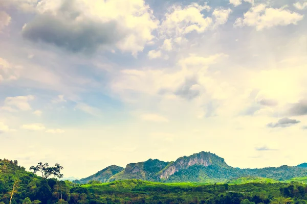 Bergen en bewolkte hemel in Thailand — Stockfoto