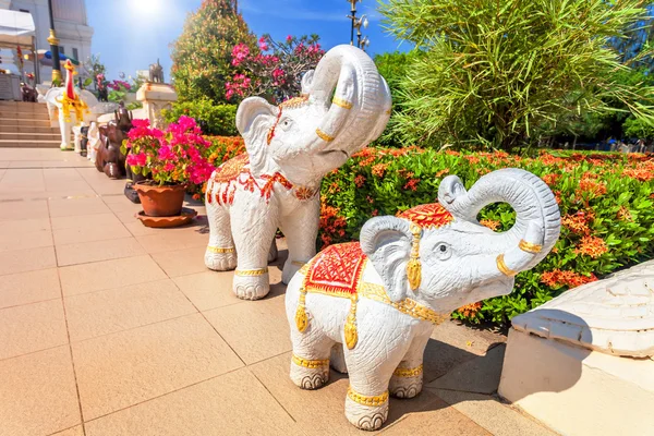 Αγάλματα πολύχρωμο ελέφαντες στην Ταϊλάνδη — Φωτογραφία Αρχείου