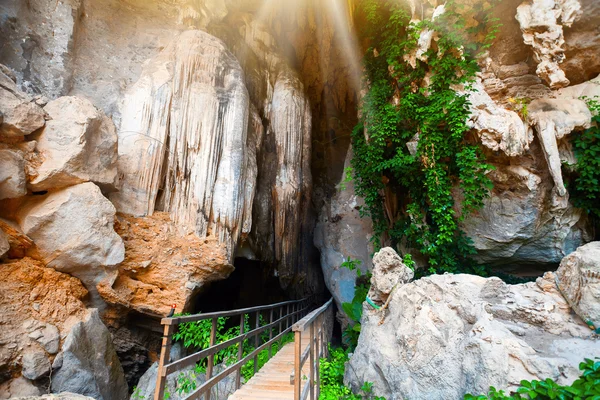 洞穴钟乳石和石笋 — 图库照片