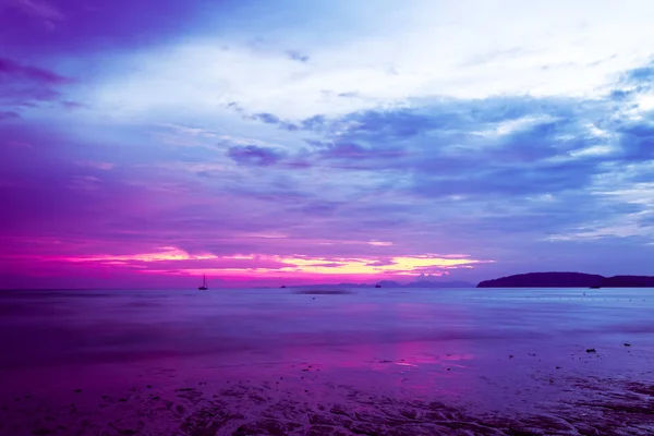 Plage tropicale dans la province de Krabi — Photo